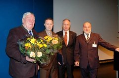 Ewald-Harndt-Medaille der Zahnärztekammer Berlin Zahnarzt Otto Berger: (v.l.): der Sohn des Geehrten, Prof. M. Berger, sein Enkel Dr. O. Speyer, Dr. Dr. Jürgen Weitkamp, BZÄK-Präsident und Dr. Wolfgang Schmiedel, Präsident der Berliner Zahnärztekammer Ewald-Harndt-Medaille der Zahnärztekammer Berlin Zahnarzt Otto Berger: (v.l.): der Sohn des Geehrten, Prof. M. Berger, sein Enkel Dr. O. Speyer, Dr. Dr. Jürgen Weitkamp, BZÄK-Präsident und Dr. Wolfgang Schmiedel, Präsident der Berliner Zahnärztekammer