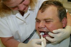 Besonders großes Engagement legt das Hilfswerk-Team auf die Förderung der Prophylaxe für Erwachsene mit geistigen Behinderungen